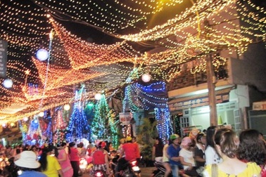 Phố phường náo nhiệt đêm trước Chúa giáng sinh  