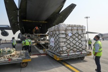 Cận cảnh máy bay vận tải Mỹ chuyển hàng cứu Ấn Độ thoát "bão" Covid-19