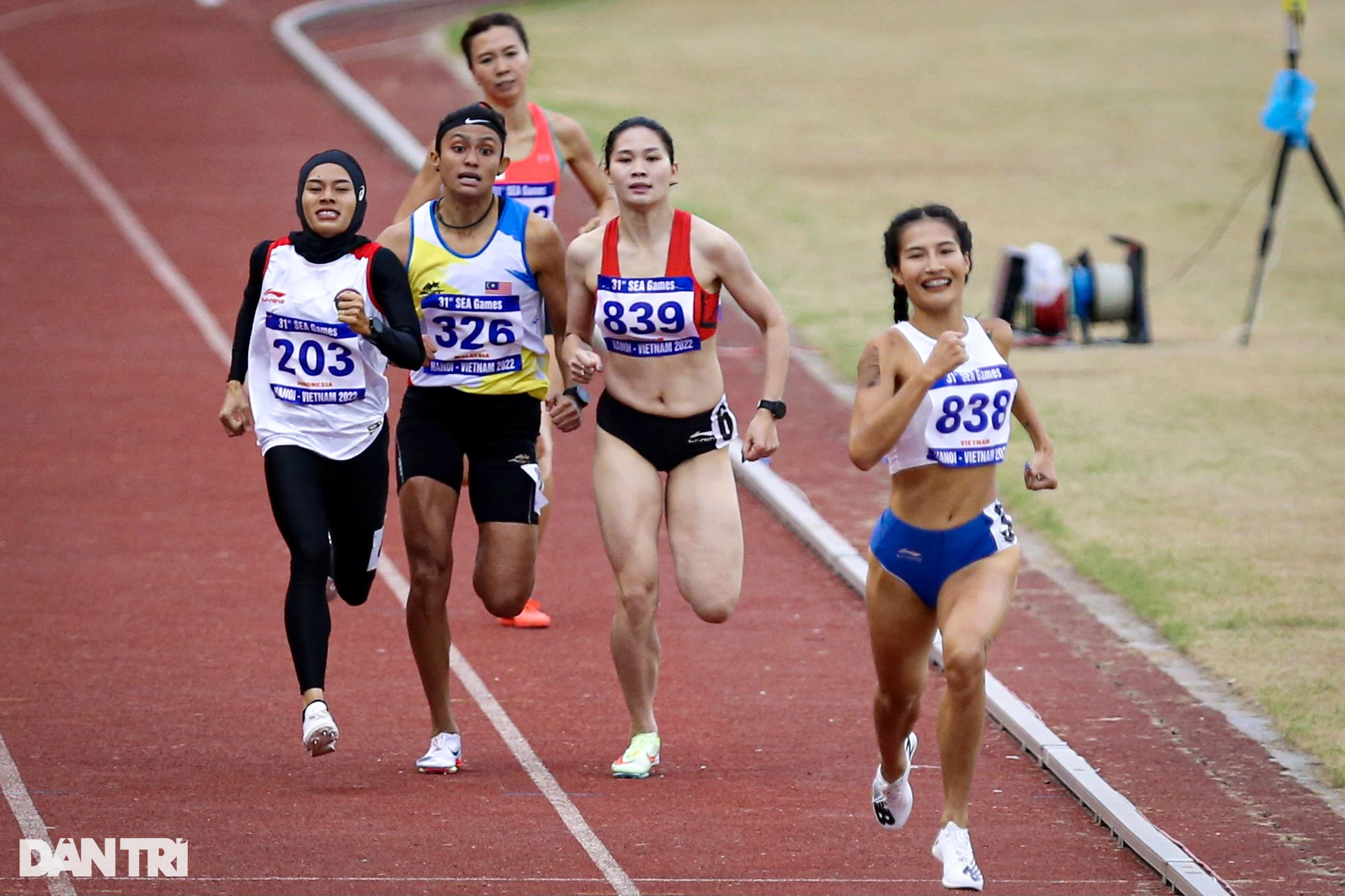 Người đẹp vô địch SEA Games phải nằm cáng rời sân thi đấu do chấn thương - 1 Người đẹp vô địch SEA Games phải nằm cáng rời sân thi đấu do chấn thương - 1
