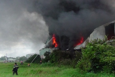 Cột khói kinh hoàng bao trùm công ty nhựa