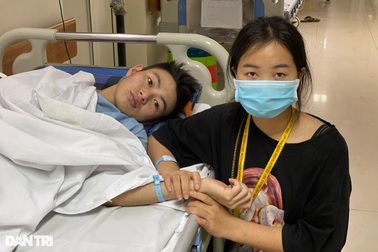 Xót xa số phận nghiệt ngã của cậu bé người Dao làm phụ hồ nuôi em gái nhỏ