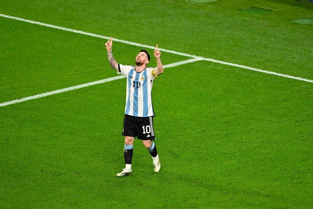 Số 10 huyền thoại: Messi chỉ tay lên trời, Mbappe khoanh tay trước ngực - 2 Số 10 huyền thoại: Messi chỉ tay lên trời, Mbappe khoanh tay trước ngực - 2