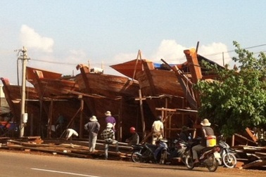 Nhậu không chịu về, vợ cầm dao dạy... chồng