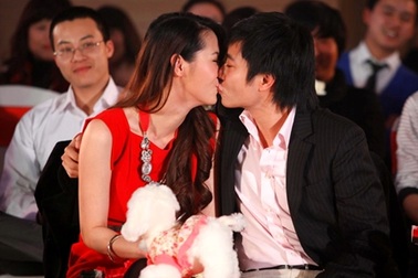 Dương Thùy Linh nhận nhẫn cầu hôn từ một… chú cún