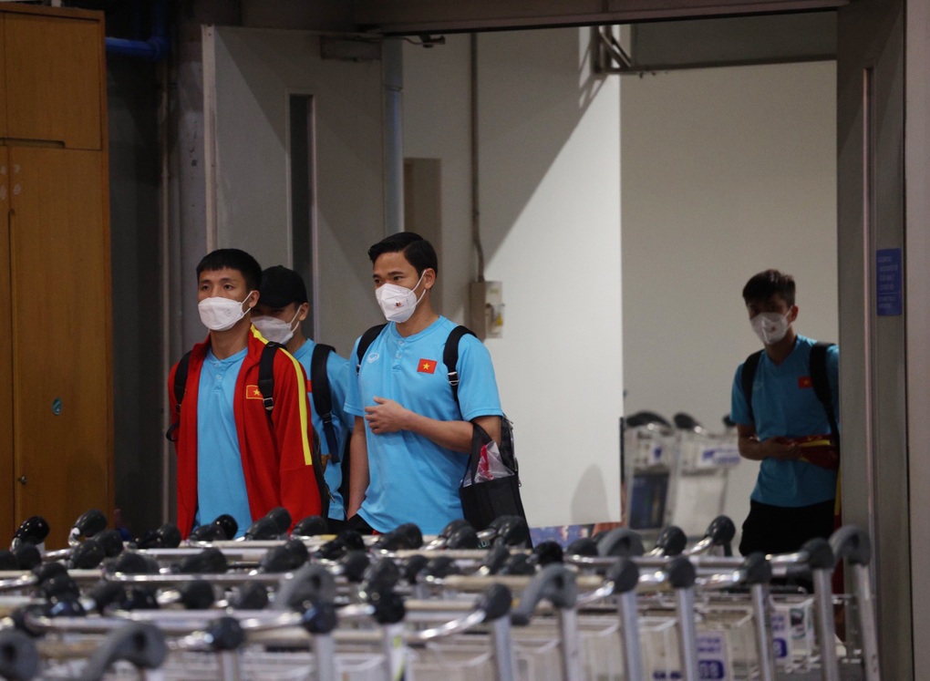 Đội tuyển Việt Nam về nước, chờ trận bán kết lượt về - 4 Đội tuyển Việt Nam về nước, chờ trận bán kết lượt về - 4