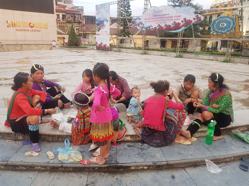 Những đứa trẻ nheo nhóc bán hàng rong mưu sinh ở Sa Pa - 20 Những đứa trẻ nheo nhóc bán hàng rong mưu sinh ở Sa Pa - 20