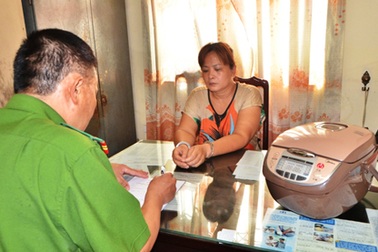 Bắt nữ quái giấu ma túy dưới đáy nồi cơm điện vượt biên về Việt Nam