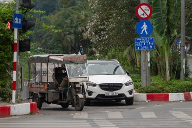 Đường vào làn dành riêng xe đạp bị chặn kín, nhiều bất cập cho người dân