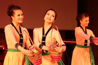 Hồn Sen Việt nồng ấm giữa thu vàng Na Uy 