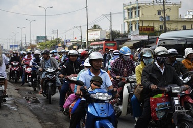 Dòng người chen chúc đổ về TPHCM sau Tết