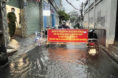 TPHCM có mưa lớn gây ngập cục bộ, chốt kiểm dịch phải gỡ rào cho dân đi qua