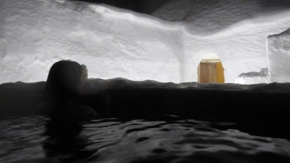Lạc vào ngôi làng băng tuyết thần tiên, tắm onsen giữa bể tắm làm từ băng - 2 Lạc vào ngôi làng băng tuyết thần tiên, tắm onsen giữa bể tắm làm từ băng - 2