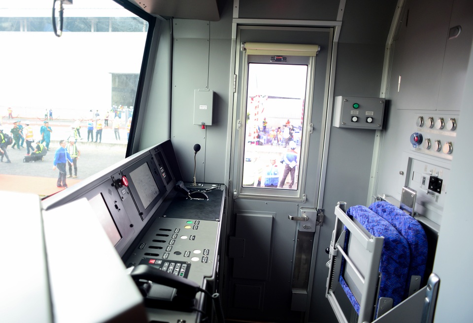 Tàu metro số 1.jpg Tàu metro số 1.jpg