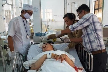 Chồng chém vợ bằng "mưa dao" vì ghen tuông