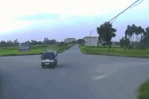 Phóng nhanh qua ngã tư, ô tô tải lật nhào xuống ruộng khi gặp xe đạp