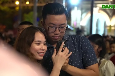 Nhiều cặp đôi hạnh phúc, ngắm pháo hoa bên nhau đầu năm mới