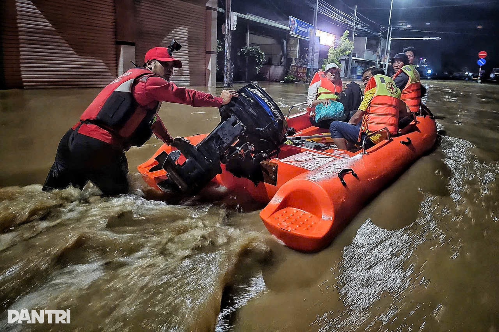 Trắng đêm ngược dòng nước lũ, cứu người dân ở khu vực Bình Thuận - 1 Trắng đêm ngược dòng nước lũ, cứu người dân ở khu vực Bình Thuận - 1