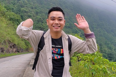 Chàng trai một tay vượt lên số phận làm vlog truyền cảm hứng