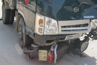 Xe máy bị xe tải kéo lê hơn 10m   