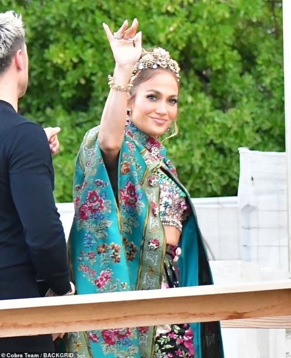 Lên đồ đi dự sự kiện, Jennifer Lopez kém sang vì một chi tiết bất cẩn - 6 Lên đồ đi dự sự kiện, Jennifer Lopez kém sang vì một chi tiết bất cẩn - 6