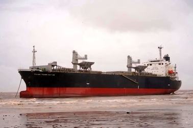 Tàu vận tải lớn trôi dạt vào bờ biển do bão Kajiki