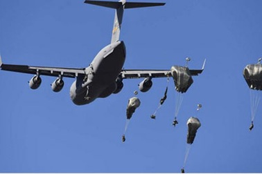 Lính dù Mỹ diễn tập ngoạn mục