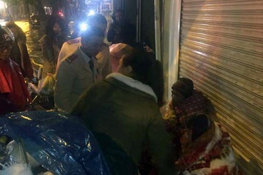 Cảnh sát giao thông Hà Nội tặng chăn ấm cho người vô gia cư