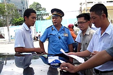Sợ bị lập biên bản, taxi lao thẳng vào thanh tra giao thông