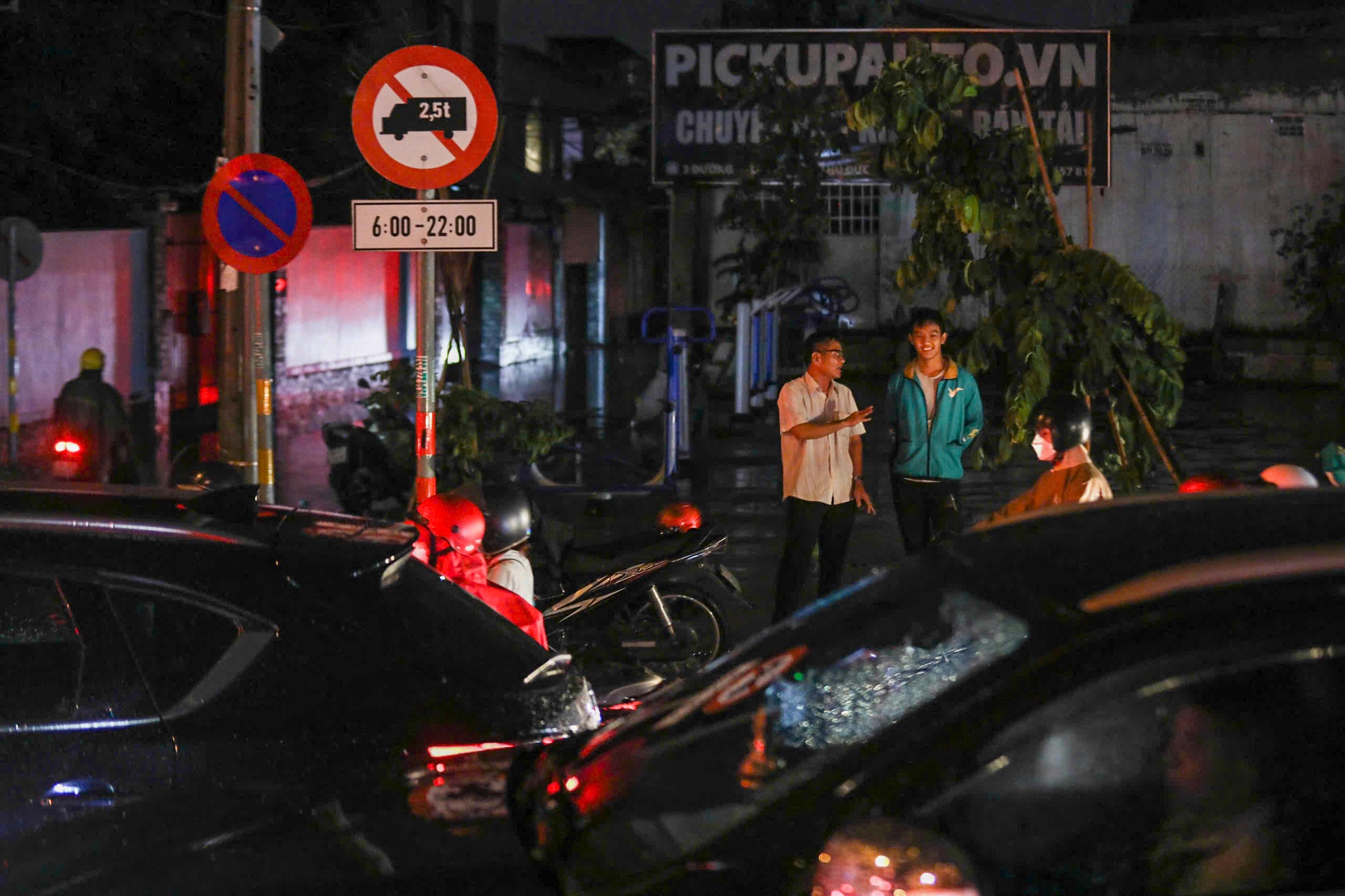 Mưa lớn, đường Phạm Văn Đồng kẹt xe kéo dài hơn 3km - 4 Mưa lớn, đường Phạm Văn Đồng kẹt xe kéo dài hơn 3km - 4