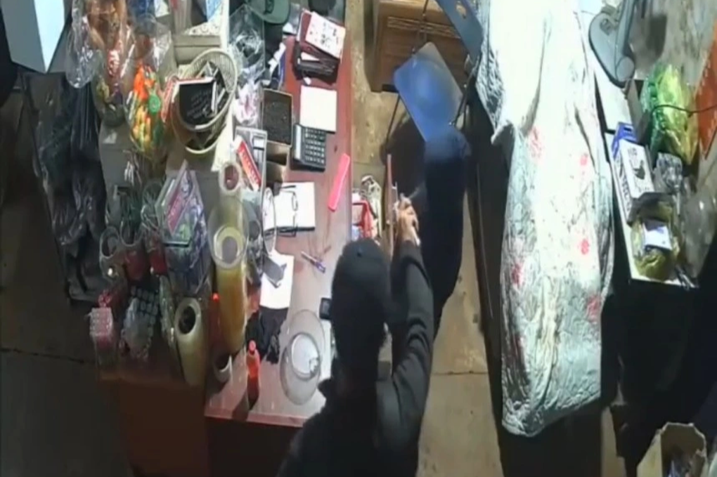 Thiếu niên 16 tuổi xịt hơi cay cướp tiền - 1