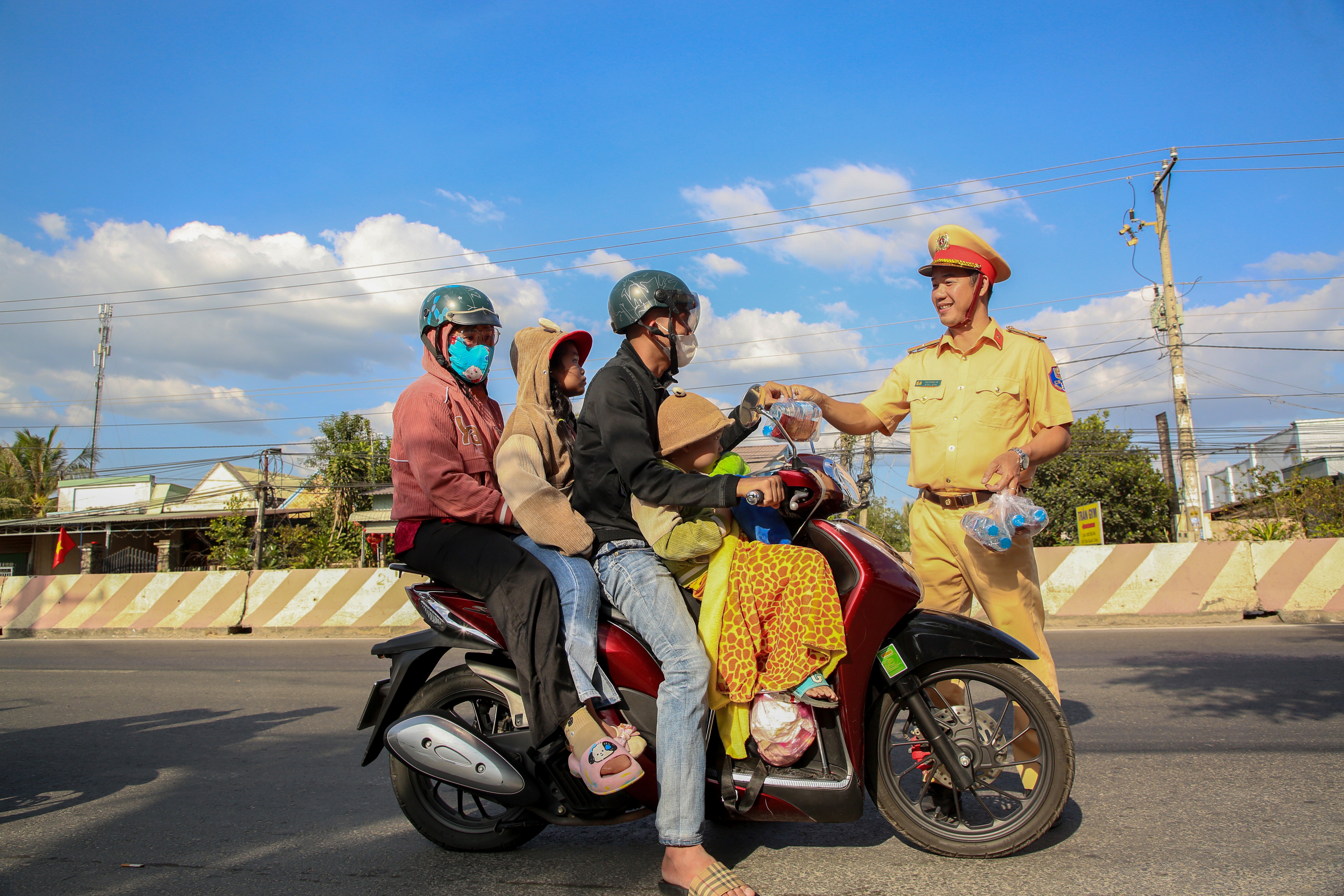 Ấm lòng du khách phương xa