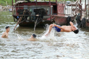 Bến đò sông Hồng thành bãi tắm ngày hè ở Hà Nội