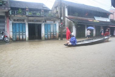 Hàng ngàn ngôi nhà vẫn ngập sâu trong nước lũ