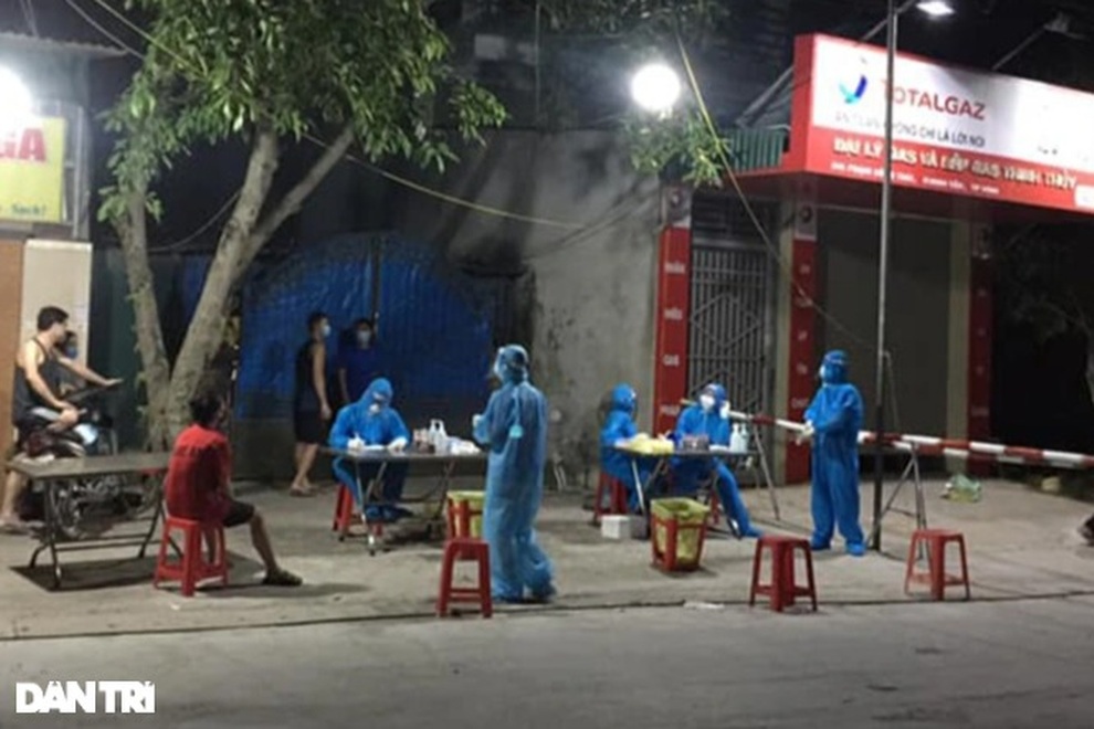 Nữ y tá rơi nước mắt khi gặp con đi lấy mẫu xét nghiệm trong khu phong tỏa - 2 Nữ y tá rơi nước mắt khi gặp con đi lấy mẫu xét nghiệm trong khu phong tỏa - 2