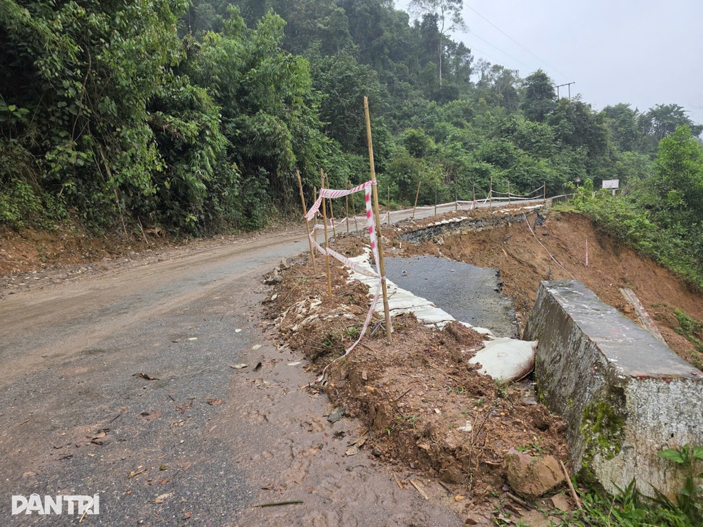 Sạt lở nghiêm trọng trên quốc lộ 48D, tiềm ẩn nguy cơ tai nạn - 3