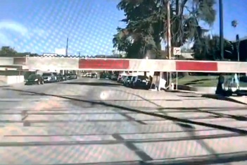 Chạy ở chế độ tự lái, chiếc Tesla suýt "cảm tử" ngáng đường tàu