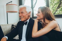 Yêu người hơn 28 tuổi, lo sợ người đời gọi mình là "sugar baby"