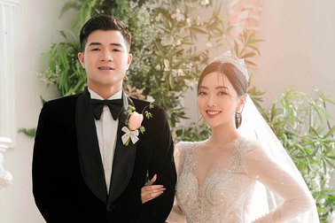 Cầu thủ Hà Đức Chinh cưới vợ, cô dâu đẹp rạng ngời