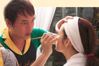 Nhọc nhằn SV làm người mẫu trang điểm