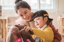 Vợ cũ của chồng gửi quà cho con, tôi sốc nặng khi biết bí mật kinh hoàng