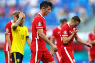 Lewandowski tỏa sáng rực rỡ, Ba Lan vẫn bị loại từ vòng bảng