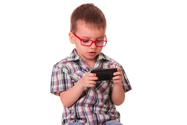 Dùng điện thoại quá mức ảnh hưởng đến con thế nào...