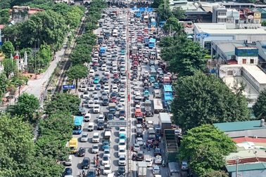 Ngày đầu nghỉ lễ 2/9, dòng người và xe nhích từng mét rời Thủ đô