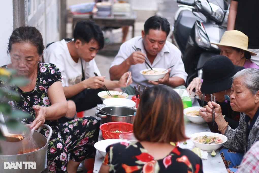 Cheapest vermicelli noodle shop in Ho Chi Minh City: 5,000 VND sold, sold out in just an hour - 1