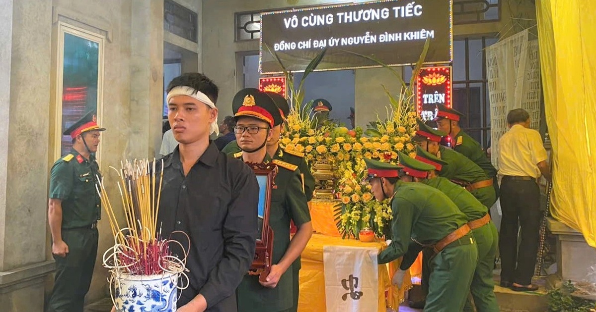 Lễ tang tiễn đưa Đại úy Khiêm về nơi an nghỉ cuối cùng trong lòng đất mẹ xã Yên Mỹ, huyện Yên Mô, tỉnh Ninh Bình (Ảnh: Thanh Bình).