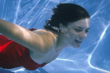 Bị viêm mũi dị ứng có nên đi bơi?