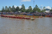 Náo nức đua ghe Ngo của đồng bào Khmer