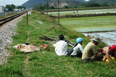 Băng qua đường sắt, một phụ nữ bị tàu tông chết