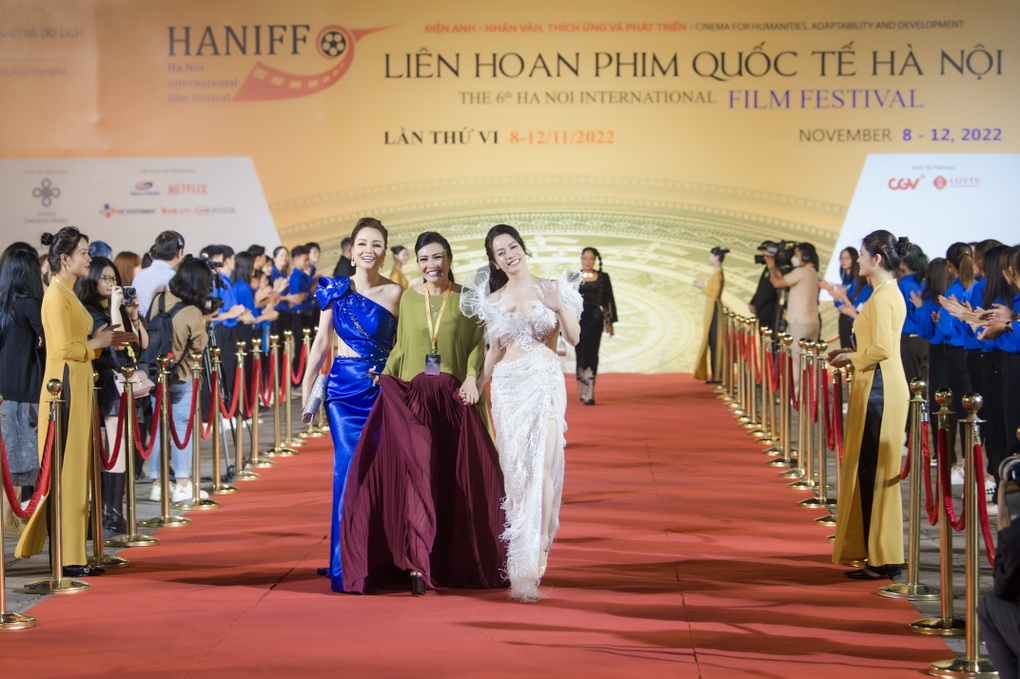 Hoa hậu Đỗ Thị Hà và Nhật Kim Anh nổi bật trên thảm đỏ LHP Quốc tế Hà Nội - 5 Hoa hậu Đỗ Thị Hà và Nhật Kim Anh nổi bật trên thảm đỏ LHP Quốc tế Hà Nội - 5
