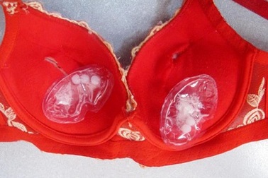 Áo ngực chứa thuốc lạ, chị em thi nhau… rạch áo